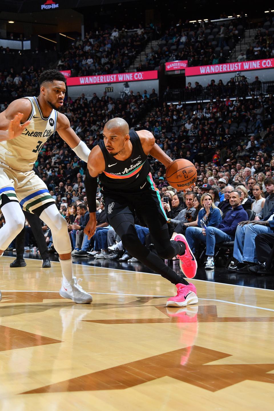 升西部第二！文班22+10受伤惊魂 马刺最多领先39分大胜雄鹿